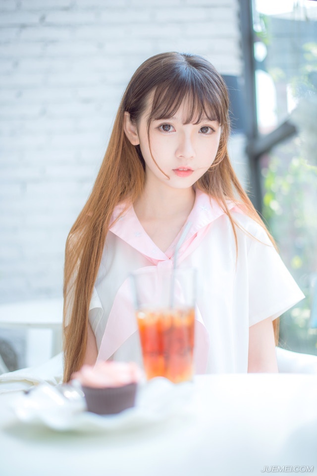 院子里响起刘璋骂骂咧咧的声音，刘璝面色铁青的跟着孟达来到一处厢房，冷冷的看着此人：“为何拦我？”
